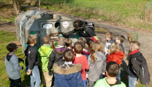 Kinder versammeln sich am Glascontainer