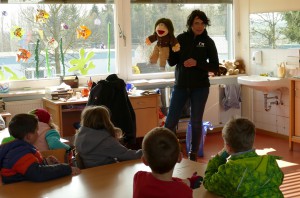 Handpuppe Nestor belohnt die Kinder