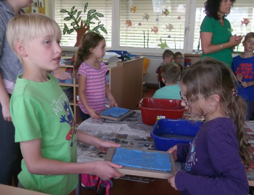 Aus Altem entsteht Neues – Papierschöpfen an der Grundschule Fronhausen