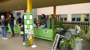 MZV-Stand mit Infomaterial und Miterbeiterinnen im Gespräch mit Bürgern