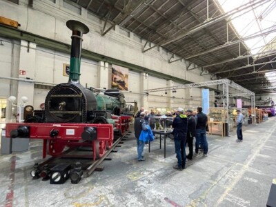 Das Bild zeigt die Gruppe vor einer Dampflok im Technikmuseum.